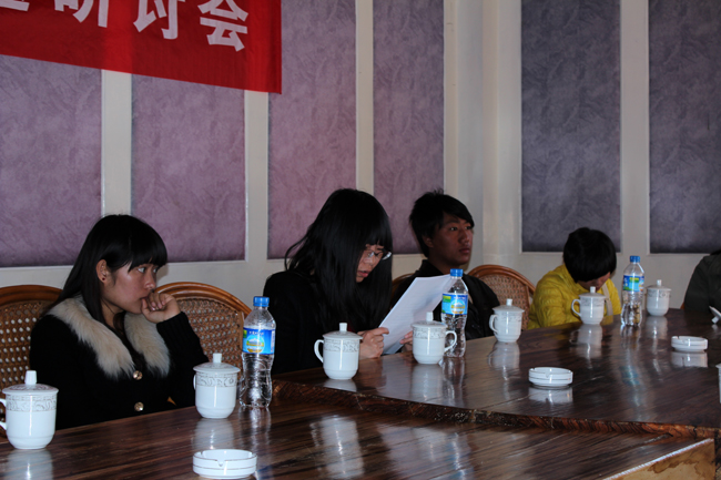 党员代表王雪艳在读学习材料